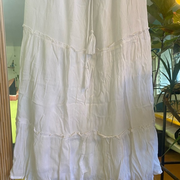 White skirt - Picture 3 of 3